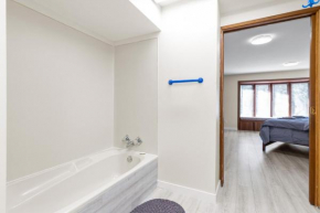 Spacious and bright suite with independent entrance